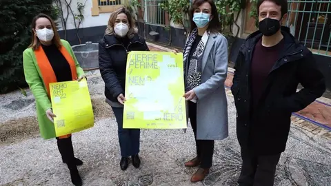 La presidenta de la Fundaci&oacute;n Provincial de Artes Pl&aacute;sticas Rafael Bot&iacute;, Salud Navajas (segunda por la izda.), en la presentaci&oacute;n de Nemo Art 'Cierre Perimetral'.