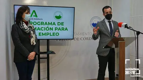  El delegado de Empleo, Ángel Herrador y la alcaldesa de Priego, M&ordf; Luisa Ceballos durante la rueda de prensa.