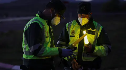 Dos agentes durante un control nocturno de la Guardia Civil. Archivo