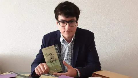 Antonio Jes&uacute;s Ram&iacute;rez Pedrosa con la antolog&iacute;a &lsquo;Aki no koe&rsquo;