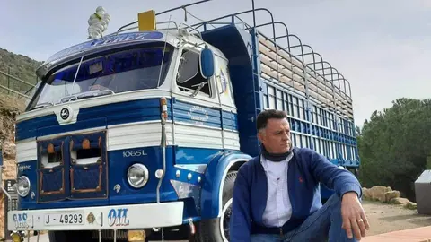 Juan Pérez junto a su cami&oacute;n