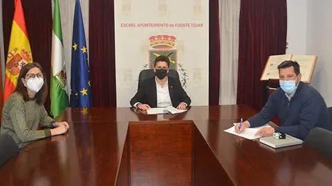 Firma contrato lavander&iacute;a fuente-t&oacute;jar
