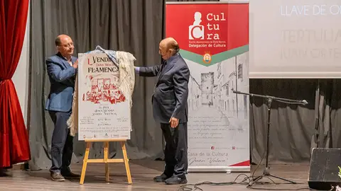 Salvador Cubero, alcalde de Do&ntilde;a Menc&iacute;a, y Fosforito descubren el cartel de la 50&ordf; Vendimia Flamenca