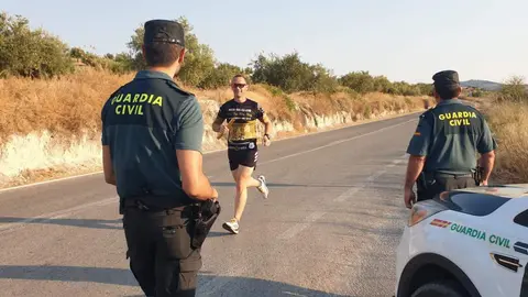 Dispositivo de la Guardia Civil durante el recorrido de uno de los corredores