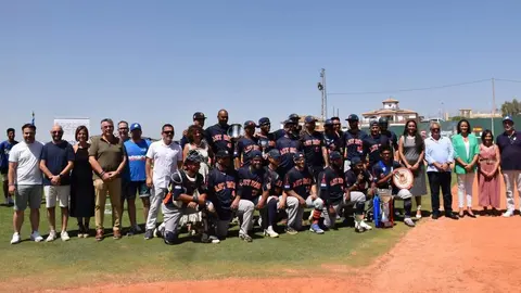 Autoridades junto a los campeones de esta edici&oacute;n
