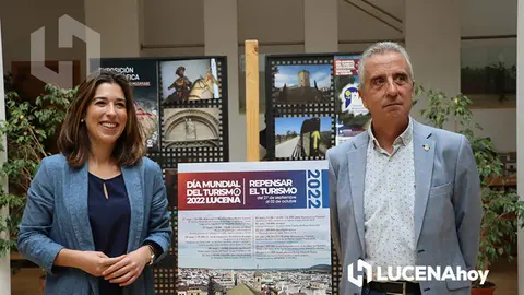 <p> Teresa Alonso y Juan P&eacute;rez durante la inauguraci&oacute;n de la exposici&oacute;n "Etapas del Camino Moz&aacute;rabe de Santiago" </p>