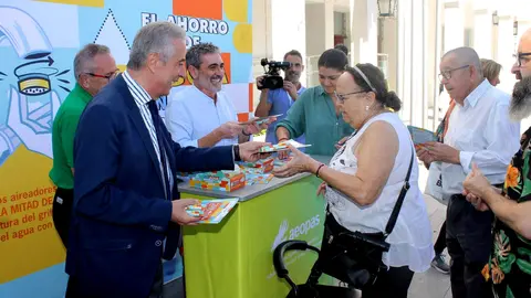 <p> Reparto de aireadores a la poblaci&oacute;n en la Plaza Nueva </p>