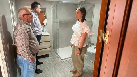 <p> Cristina Casanueva durante la visita a una de las viviendas en las que se actuada a trav&eacute;s de este programa </p>
