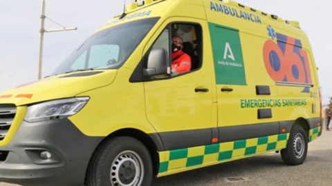 <p> Una ambulancia del 061. Archivo </p>