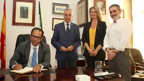 <p> Recepci&oacute;n en el Ayuntamiento al c&oacute;nsul general marroqu&iacute; en Espa&ntilde;a, Sidi Sidi Abbah. </p>