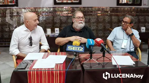 <p> Cecilio Barroso, acompa&ntilde;ado por dos miembros de la fundaci&oacute;n durante su comparecencia ante los medios </p>
