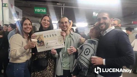  Vanesa Jim&eacute;nez, segunda por la izquierda, con sus compa&ntilde;eros y un cartel del boleto premiado con el tercer premio. 