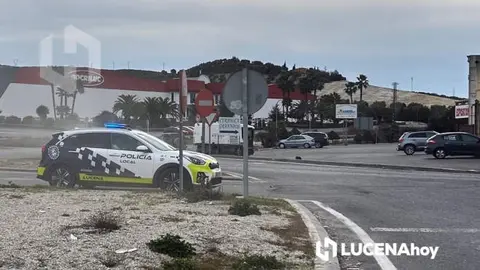 Un vehículo de la policía local en el lugar en el que se ha producido el accidente mientras los servicios operativos concluyen las tareas de limpieza