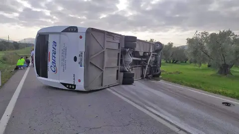Autob&uacute;s siniestrado en Cabra