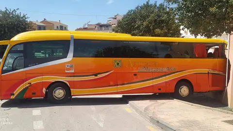Estado en el que ha quedado el autob&uacute;s tras impactar contra el inmueble