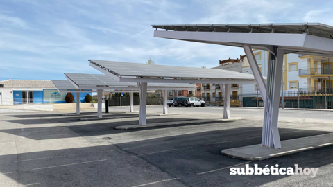 Placas solares instaladas sobre marquesinas en los aparcamientos de la Ciudad Deportiva de Priego de C&oacute;rdoba
