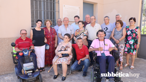 Familiares de las víctimas de la Guerra Civil en Las Navas del Selpillar ante la placa colocada en el cementerio