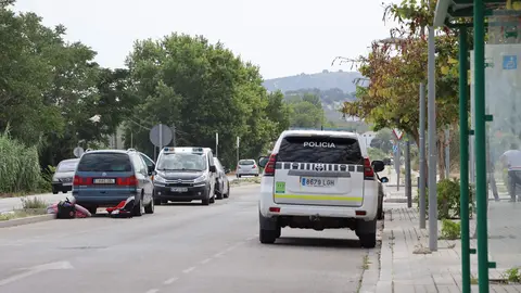 Veh&iacute;culos de la Polic&iacute;a Nacional junto el edificio desalojado