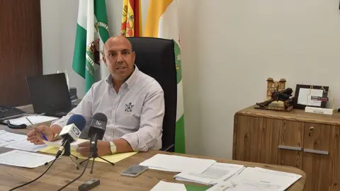David Ruiz, alcalde de Rute, durante la rueda de prensa