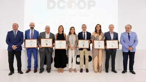 Foto de familia de los galardonados en este edici&oacute;n del concurso DCOOP, en el que ha sido premiada la Cooperativa Ntra. Sra. de Araceli