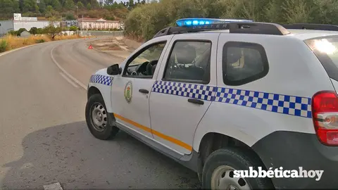 Un veh&iacute;culo de la polic&iacute;a local de Rute durante un operativo. Archivo