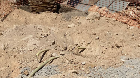 En el centro de la imagen el proyectil encontrado en las obras de Cabra