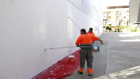 Trabajos de pintura exterior en el colegio Antonio Machado