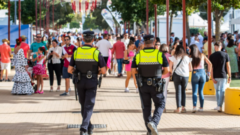 Dos agentes de la Policía Local en la pasada edición de la Feria del Valle