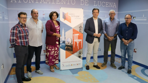 Autoridades y empresarios en la presentaci&oacute;n de esta presencia agrupada en la feria 'H&aacute;bitat Valencia'