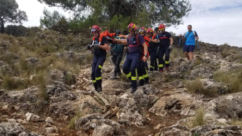 Un momento del rescate de la senderista accidentada en la Sierra de Rute