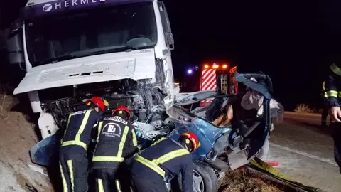Los bomberos trabajan en la excarcelación de la víctima del accidente