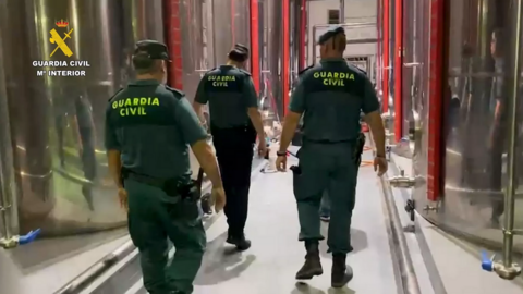 Los agentes de la Guardia Civil en la almazara donde fue recuperado el aceite robado. Foto: Guardia Civil