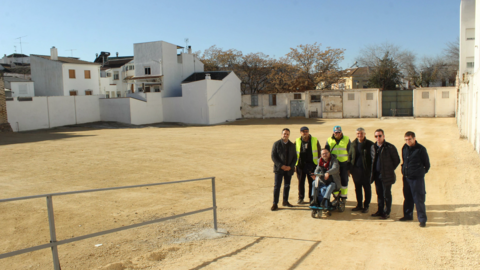 Representantes municipales y de la asociaci&oacute;n AMFE, en el nuevo aparcamiento disuasorio del Llano de las Tinajer&iacute;as