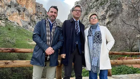 Andr&eacute;s Lorite junto a Juanma Poyato y Susana Ruiz durante su visita a Zuheros
