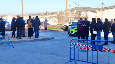 Concentraci&oacute;n de los vendedores en la entrada al mercadillo de Lucena esta ma&ntilde;ana