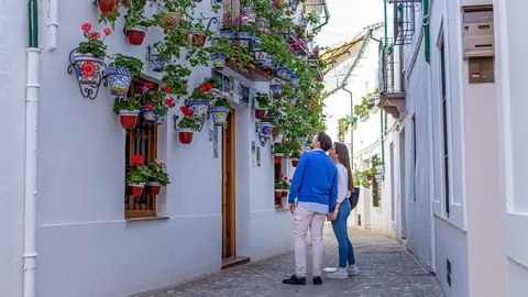 Una pareja de turistas en el barrio de la Villa de Priego de C&oacute;rdoba.