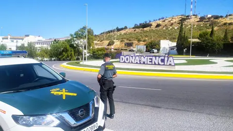 Una patrulla de la Guardia Civil a la entrada de Do&ntilde;a Menc&iacute;a