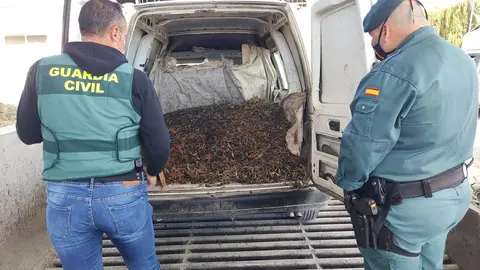 Agentes de la Guardia Cviil durante el pesaje y descarga de uno de los veh&iacute;culos interceptados