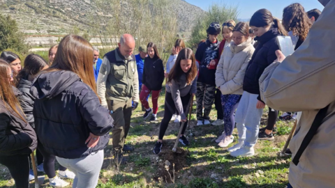 Alumnos durante los trabajos de repoblaci&oacute;n en la zona de Santa Rita
