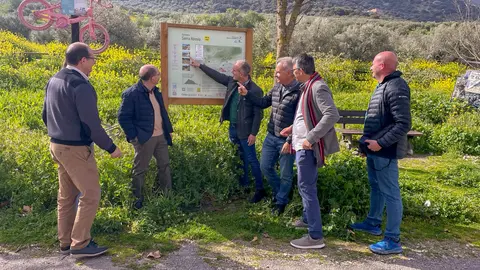 Las autoridades en el punto de inicio del sendero