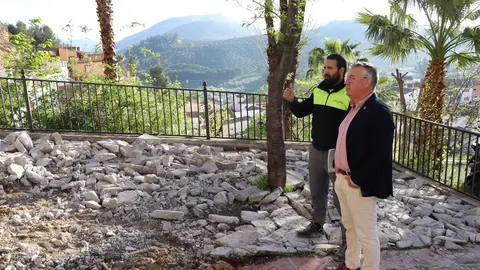 Visita del alcalde a las obras PFEA en El Coso