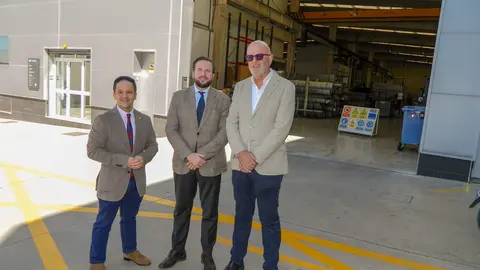 De izquierda a derecha, aparece Rafael García concejal de desarrollo Industrial, en el centro, el delegado de Industria, Agustín López y el más alto es el gerente de la empresa Cruzber, Gregorio Cruz