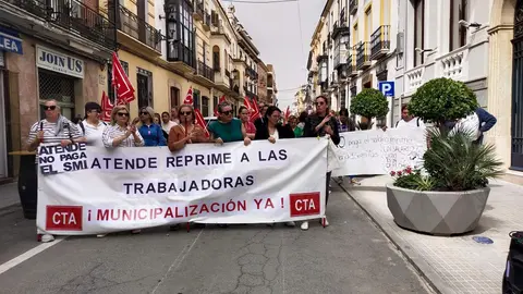 Manifestaci&oacute;n de las trabajadoras  de Ayuda a Domicilio a las puertas del ayuntamiento de Rute