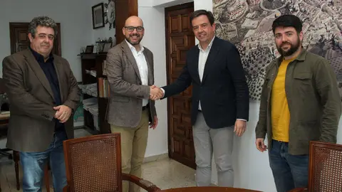 Entrega de la subvenci&oacute;n concedida por el GDR Subb&eacute;tica al Ayuntamiento de Carcabuey