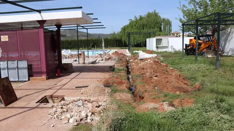 Trabajos en la piscina municipal de Izn&aacute;jar