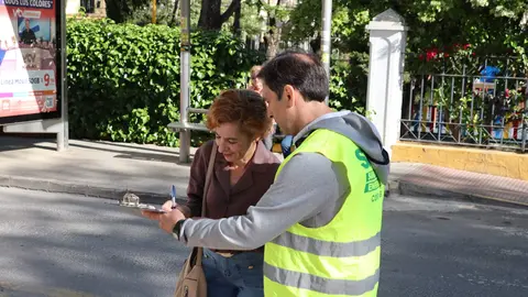 Recogida de firmas junto al centro de salud de Lucena