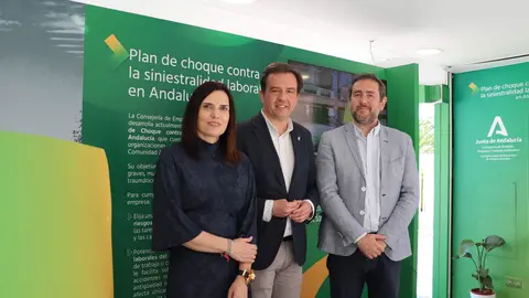 Un momento de la visita a la unidad m&oacute;vil de prevenci&oacute;n de riesgos laborales