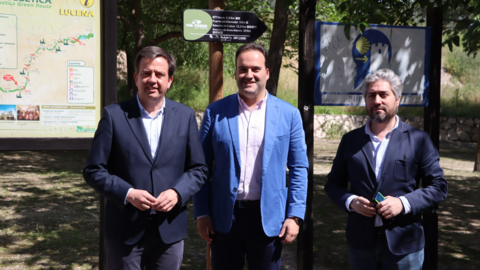 Juan Ram&oacute;n Valdivia junto al alcalde de Lucena, Aurelio Fern&aacute;ndez y el edil de Turismo, Francisco Barbancho, esta ma&ntilde;ana en la Estaci&oacute;n