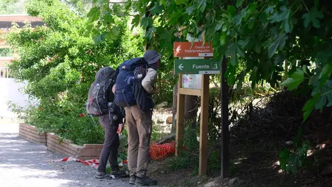 Dos turistas observan las indicaciones de un sendero en la Subb&eacute;tica