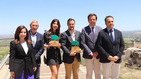 Las dos empresas galardonadas junto al presidente de la DOP, Francisco de Mora, y autoridades lucentinas